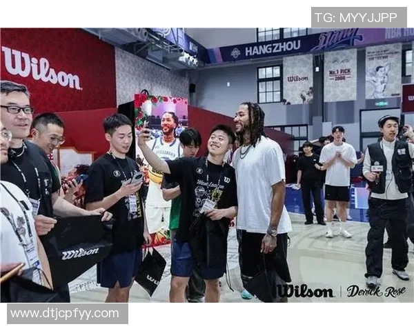 足球明星走进街头与粉丝亲密互动拍照留念精彩瞬间尽在眼前 足球明星走进街头与粉丝亲密互动拍照留念精彩瞬间尽在眼前